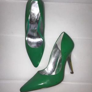Guess patent Green pumps sz 8